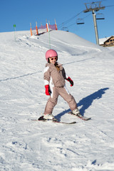 Fototapeta na wymiar Młoda dziewczyna w dół, podczas gdy narciarstwo Slope na wakacjach w górach