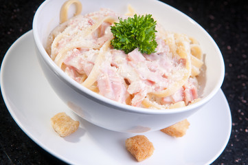 Fettuccini Alfredo con Jamón