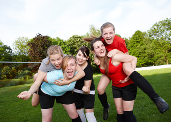 Fußballerinnen jubeln über Sieg