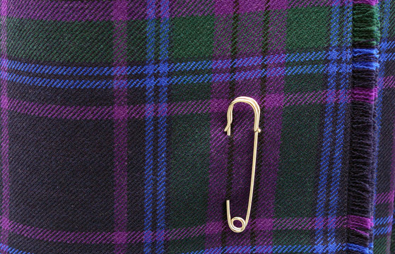 Kilt et &eacute;pingle.