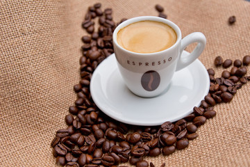 Espressotasse mit Kaffeebohnen