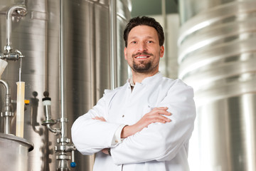Braumeister für Bier in seiner Brauerei