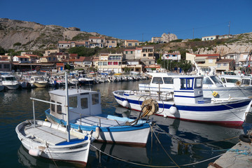 Fototapeta na wymiar fishing boats in small harbour near marseille