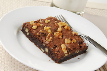 Walnut brownie with milk