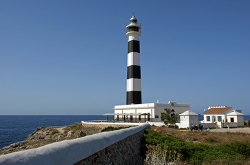 Fototapeta na wymiar Black and White latarnia morska w Cap d'Artrutx - Menorca