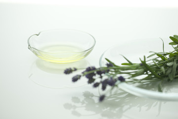 ラベンダーの花とアロマオイル