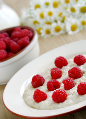 Porridge with raspberries