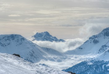 Fototapeta na wymiar montagne sous la neige