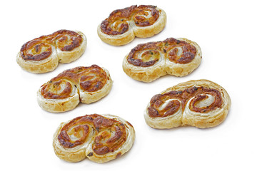 Pikante Schweinsöhrchen auf weißem Hintergrund