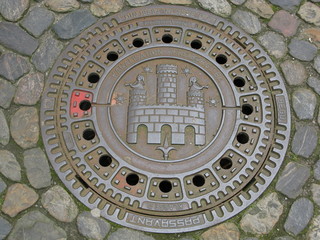 Plaque d'égout en fonte portant le blason de la ville de Fribourg-en-Brisgau