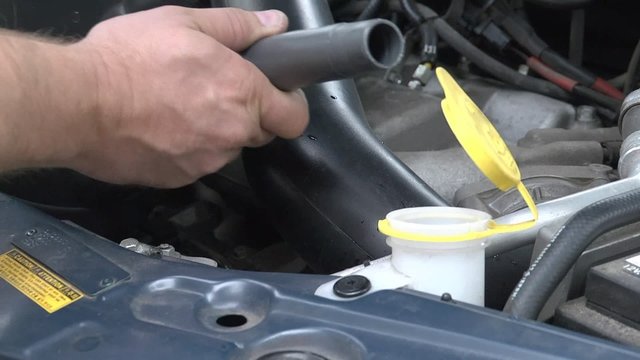 Beim Auto Scheibenwaschanlage bef&uuml;llen