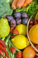 Obrazy na Szkle  Świeże owoce i warzywa w ciepłym świetle poranka