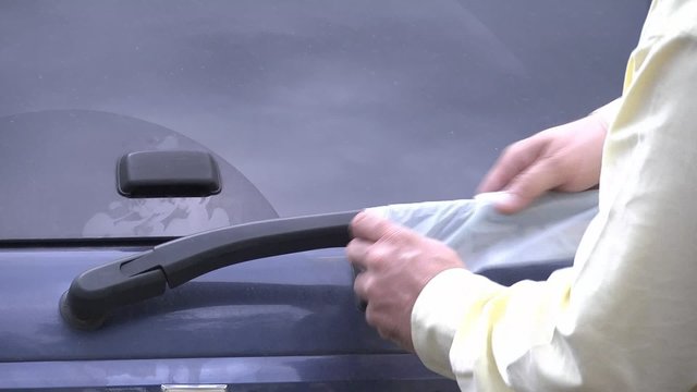 Vorbereitung f&uuml;r die Waschstra&szlig;e mit Scheibenwischerschutz