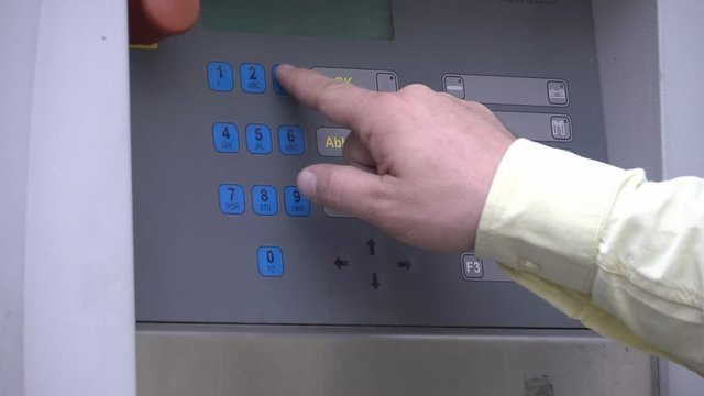 Zahlencode eintippen bei der Autowaschanlage