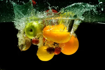 Fototapeten Obst und Gemüse spritzen ins Wasser © Nmedia