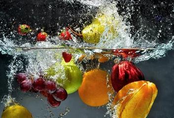 Fotobehang Bestsellers in de keuken Groenten en fruit spatten in het water