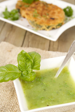 Zucchinisuppe und Zucchinischnitzel