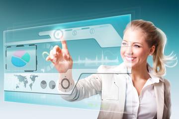 junge Geschäftsfrau steht vor virtuellem Interface