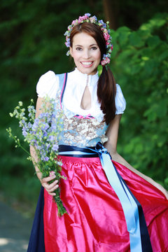 M&auml;dchen in einem Dirndl