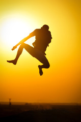 Fototapeta na wymiar Człowiek w skoku słońca i krzyczeć