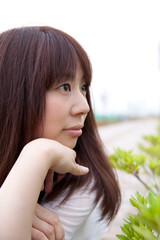 遠くを見つめる若い女性