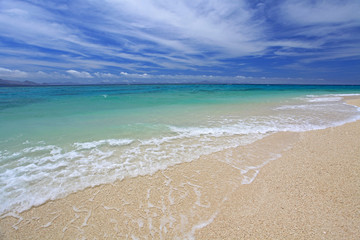 水納島の美しいビーチと白い波