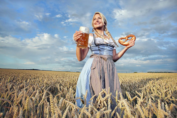 Madl im Kornfeld zum Oktoberfest