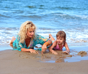 Fototapeta na wymiar mother with daughter on beach