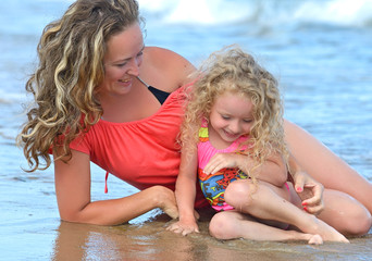Fototapeta na wymiar mother with daughter on beach