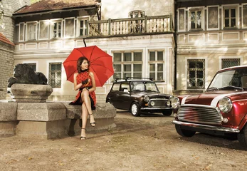 Poster Im Rahmen Ein Vintage-Mode-Shooting mit einer jungen Frau mit Regenschirm © Acronym