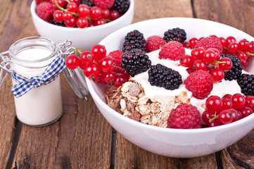 Müsli mit Beeren