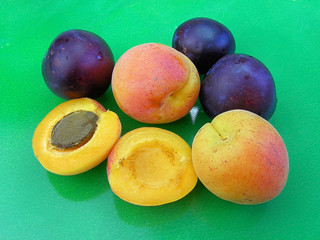 Aprikosen und Pflaumen