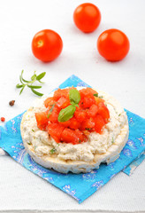Rice cakes with cottage cheese and tomato