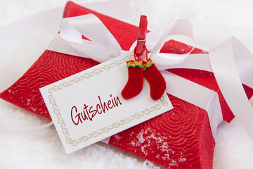 Ein Weihnachtsgutschein in Rot und Weiß