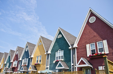 Fototapeta na wymiar Wiersz z kolorowych domów