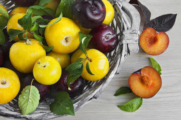 Ciruelas rojas y amarillas.