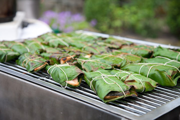 Gegrillte Lachsfilets im Bananenblatt