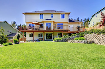 Fototapeta na wymiar Backyard amerykańskiego dwa piętrowego domu z ogrodzonym podwórku.