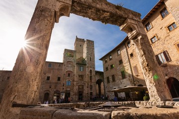 Torri e Pozzo in piazza a San Giminiano