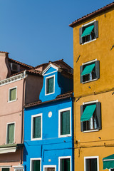 Fototapeta na wymiar Rząd kolorowych domów w Burano ulicy, Włochy.