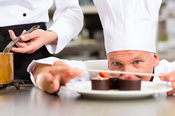 Koch als Patissier kocht im Restaurant Dessert