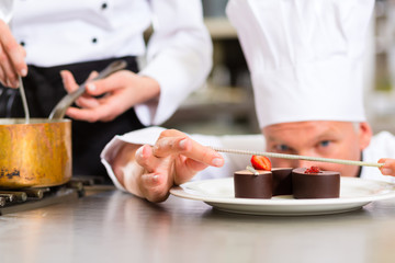 Obraz na płótnie Canvas Koch als Patissier kocht im Restaurant Dessert