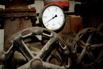 Altes Stellrad mit Manometer