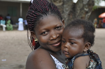 Afrikanische Mutter und ihr Baby