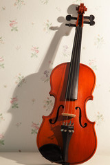 Plakat skrzypce na białym stole