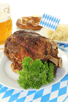 Schweinshaxe mit Sauerkraut