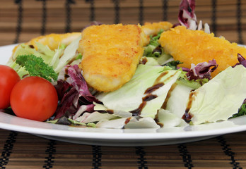 Hühner-Nuggets mit Salat
