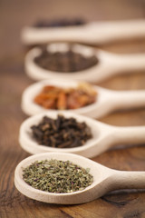 gewürze auf kochlöffeln