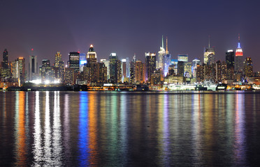Fototapeta na wymiar New York City skyline Manhattanu w nocy
