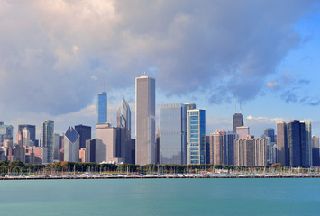 Fototapeta premium Chicago skyline over Lake Michigan